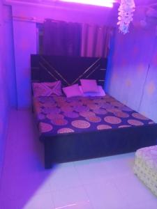 Ένα ή περισσότερα κρεβάτια σε δωμάτιο στο AJ Room Service Civic Center