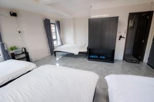 Postel nebo postele na pokoji v ubytování Hotel Leonda-gần chợ đêm-near the night market