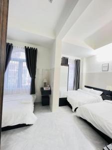 Postel nebo postele na pokoji v ubytování Hotel Leonda-gần chợ đêm-near the night market