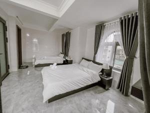 Postel nebo postele na pokoji v ubytování Hotel Leonda-gần chợ đêm-near the night market
