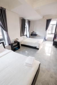 Postel nebo postele na pokoji v ubytování Hotel Leonda-gần chợ đêm-near the night market + 34 fotografií