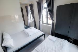 Postel nebo postele na pokoji v ubytování Hotel Leonda-gần chợ đêm-near the night market