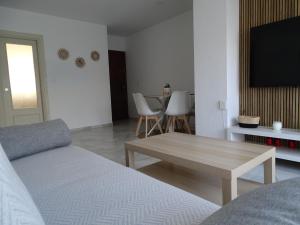a living room with a couch and a coffee table at Apartamento Capillera 9 in El Puerto de Santa María