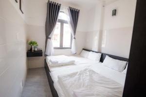 Postel nebo postele na pokoji v ubytování Hotel Leonda-gần chợ đêm-near the night market
