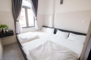 Postel nebo postele na pokoji v ubytování Hotel Leonda-gần chợ đêm-near the night market