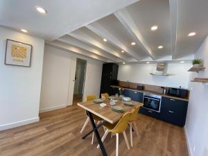 una cucina con tavolo in legno e sedie gialle di Lodge de Penfrat, une parenthèse en campagne aux portes de la ville a Quimper Altre 24 foto