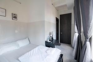 Postel nebo postele na pokoji v ubytování Hotel Leonda-gần chợ đêm-near the night market