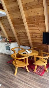 una sala da pranzo con un tavolo e due sedie di Vila Caričić Žabljak a Žabljak Altre 12 foto