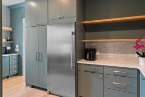Dapur atau dapur kecil di 712 Ocean Blvd by AvantStay Luxe Beach House w Pool Game Zone Beach Access and Views