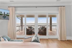 Ruang duduk di 712 Ocean Blvd by AvantStay Luxe Beach House w Pool Game Zone Beach Access and Views