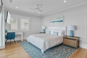 Katil atau katil-katil dalam bilik di 712 Ocean Blvd by AvantStay Luxe Beach House w Pool Game Zone Beach Access and Views