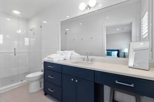 Bilik mandi di 712 Ocean Blvd by AvantStay Luxe Beach House w Pool Game Zone Beach Access and Views