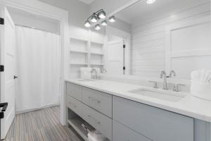 Bilik mandi di 712 Ocean Blvd by AvantStay Luxe Beach House w Pool Game Zone Beach Access and Views
