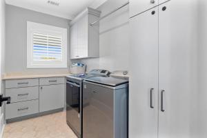 Dapur atau dapur kecil di 712 Ocean Blvd by AvantStay Luxe Beach House w Pool Game Zone Beach Access and Views