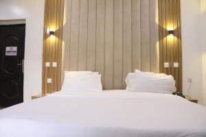 Postel nebo postele na pokoji v ubytování Serviced Apartment Direct