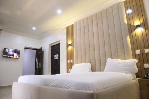 Postel nebo postele na pokoji v ubytování Serviced Apartment Direct