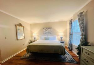 a bedroom with a large bed and a window at Lakefront Condo - King Bed Full Kitchen in Auburn