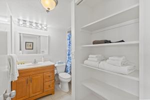 une salle de bain blanche avec un lavabo et des toilettes dans l'établissement Ilikai Hotel 1801, à Honolulu 6 autres photos
