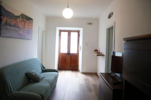 a living room with a couch and a television at casa mare monti in Lago
