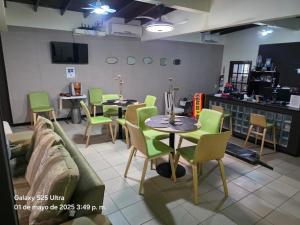 Uma TV ou centro de entretenimento em Hostal EL Prado