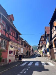 an empty street in a town with buildings at Charme et confort au cœur des remparts - duplex in Dambach-la-Ville