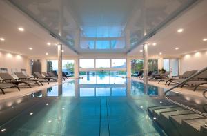 Bazén v ubytování das Balance - Spa & Golf Hotel am Wörthersee nebo v jeho okolí