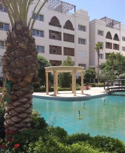 Бассейн в LV luxury apartment Deir Ghbar или поблизости