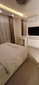 Кровать или кровати в номере LV luxury apartment Deir Ghbar +10 фотографий