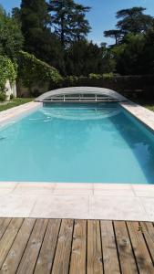 Basen w obiekcie Manoir de la Frazelière - Gîte au cœur des châteaux de la Loire lub w pobliżu