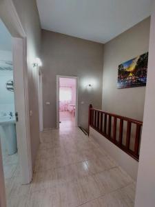 un corridoio di una casa con scala e lavandino di Ideal for Families-Children's Play Area, Terrace, BBQ, WiFi a San Isidro