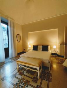 una camera da letto con un letto grande e una grande finestra di Stesicoro in Fiera a Catania