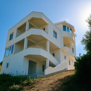 un edificio bianco in cima a una collina di Apartments Lejla a Dobra Voda