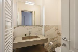 a bathroom with a sink and a mirror at Modern Comfort in Florence in Florence +9 photos