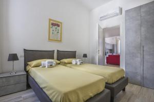 a bedroom with two beds with white towels on them at Modern Comfort in Florence in Florence