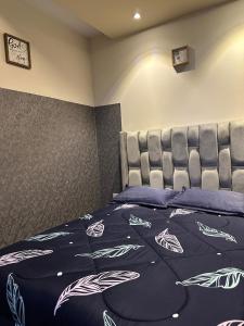 En eller flere senge i et værelse på Lujoso departamento de dos habitaciones, en la mejor zona de Cbba