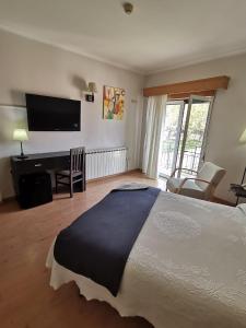 Cama ou camas em um quarto em Hotel Covilhã Jardim mais 37 fotos