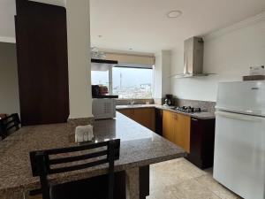 Kuchyň nebo kuchyňský kout v ubytování Gaviota Apartments & Suites