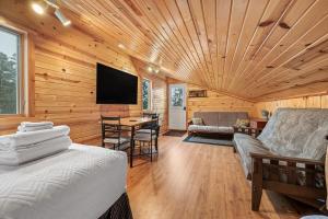 Televisyen dan/atau pusat hiburan di Deer Mountain Hideaway