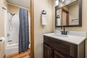 Bilik mandi di Deer Mountain Hideaway +23 gambar