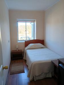 una camera da letto con un letto e una finestra di Casa CrisLuz a Pinto