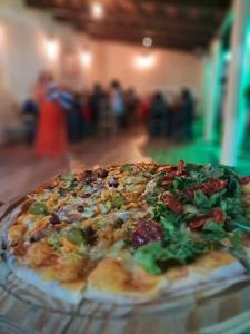 里奥迪孔塔斯Pousada Portal da Chapada的坐在玻璃板上的一个比萨饼