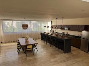 a kitchen with a tableasteryasteryasteryasteryasteryasteryasteryasteryasteryasteryastery at Penthouse Om in Tulum