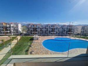 einen Blick vom Balkon eines Apartments mit Pool in der Unterkunft Appartement agréable et lumineux vue sur piscine WIFI in Cabo Negro