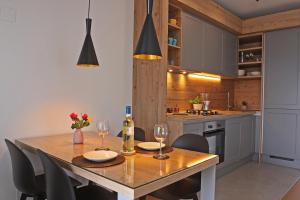 リエカにあるRio Vitaの木製のテーブルと椅子のあるキッチンとダイニングルーム