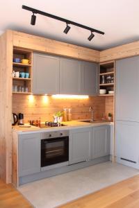 リエカにあるRio Vitaの白いキャビネットとシンクのあるキッチン