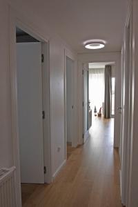 リエカにあるRio Vitaの空きリビングルーム(ドアのある廊下付)