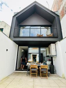 ein Mann steht auf dem Balkon eines Hauses in der Unterkunft Casa da Beira Mar in Aveiro