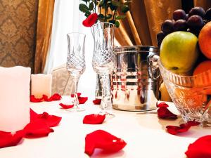 una mesa con copas de vino y flores. en Piter Hotels, en San Petersburgo