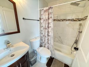 ワシントンにあるBeautiful 3BR Updated House DC - Private Parkingのトイレ、洗面台、シャワー付きのバスルーム +23枚の写真