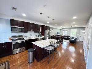 ワシントンにあるBeautiful 3BR Updated House DC - Private Parkingの島の真ん中にあるキッチン